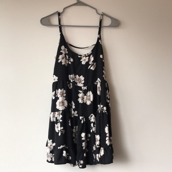 Brandy Melville Dresses & Skirts - Brandy Melville Floral Open Back Dress